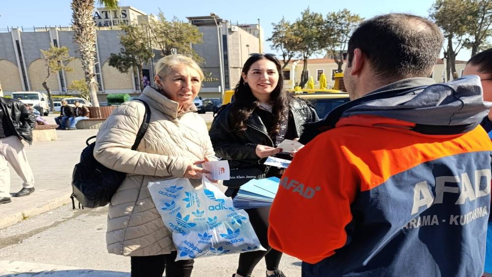 Kuşadası’nda vatandaşlara Tsunami bilgilendirmesi