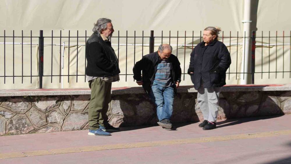 Soğuk havada vatandaşlar güneşe sığındı
