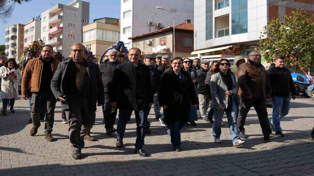 Kuyucak Deve Güreşi Şenlikleri kortej yürüyüşü ile başladı
