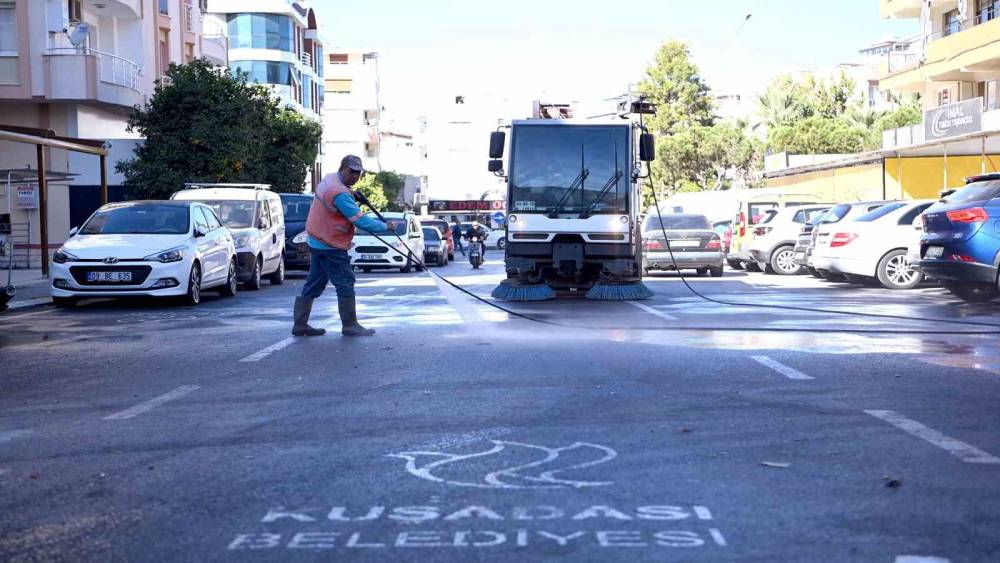 Kuşadası’nda kesintisiz temizlik mesaisi