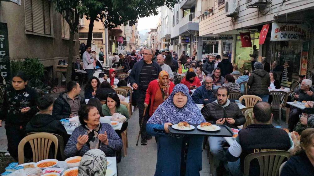 Nazilli’de Kuaförler Sokağı sakinleri iftarda buluştu