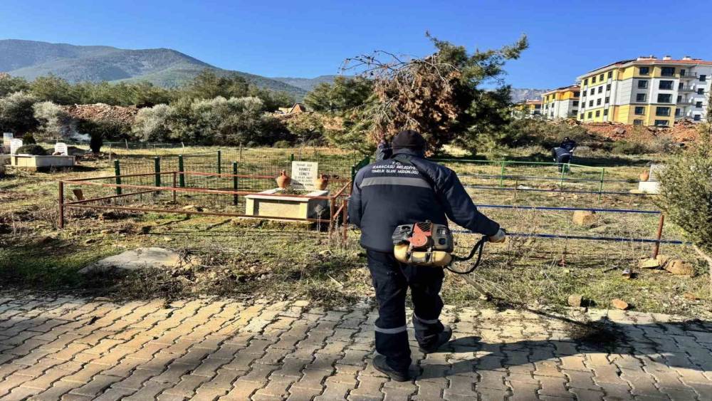 Karacasu’da mezarlıklarda temizlik çalışması başlatıldı