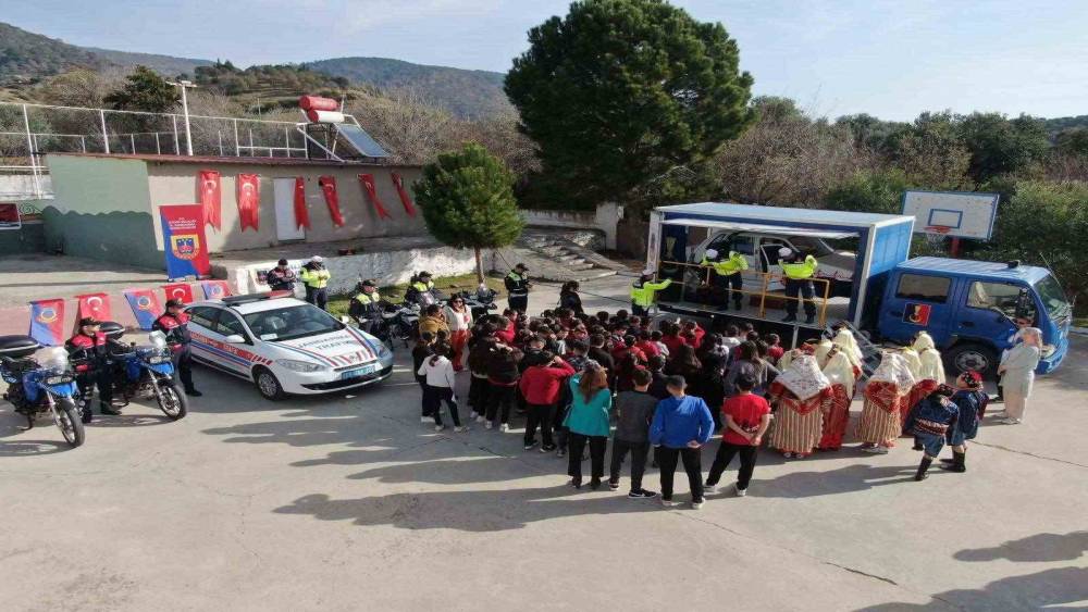 Kuyucak ve Buharkent’te öğrencilere emniyet kemerinin önemi anlatıldı
