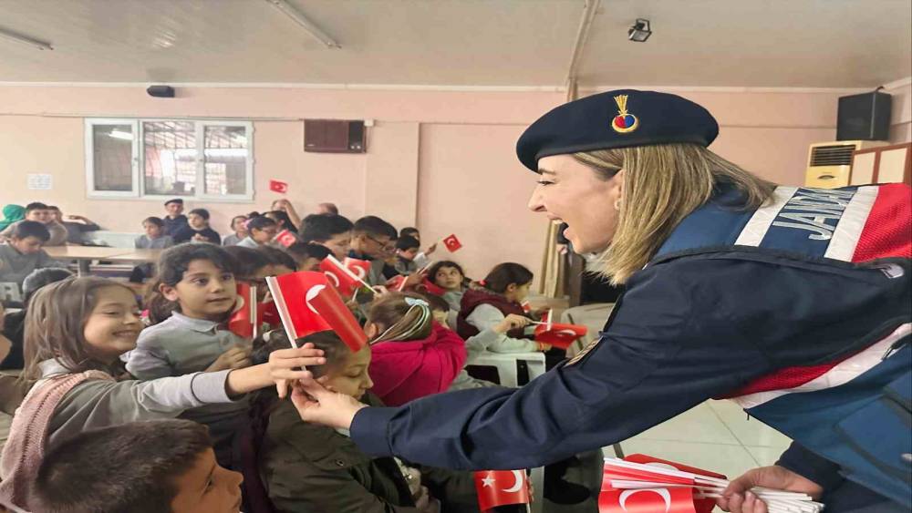 Jandarma ekipleri Yenipazar’da öğrencileri bilgilendirdi