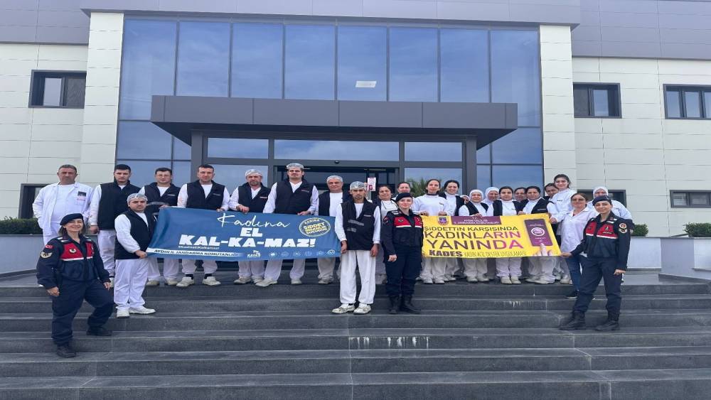 Jandarma fabrikadaki kadın çalışanları bilgilendirdi
