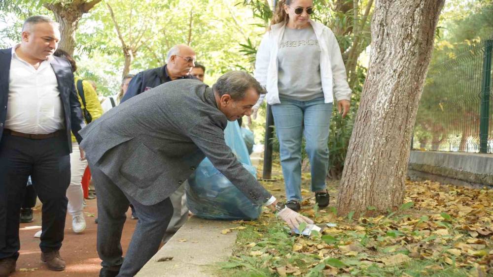 Eldivenleri giydi, çöp topladı, çevre temizliğine dikkat çekti
