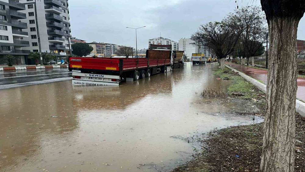 İncirliova’da karayolu göle döndü
