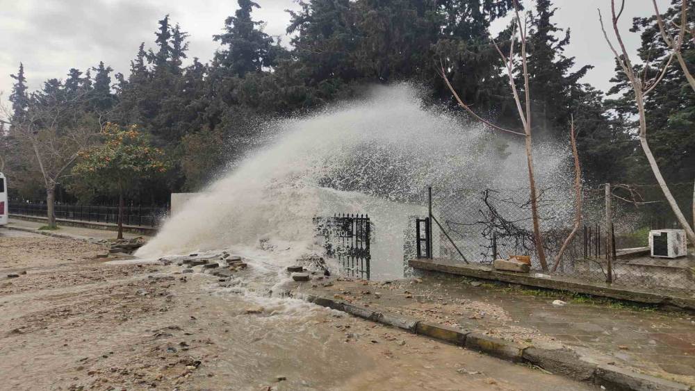 Kuşadası’nda isale hattı patladı, mezarlığı su bastı