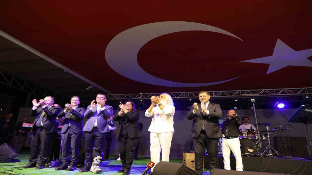 CHP LİDERİ ÖZGÜR ÖZEL, AYDIN’DA SUAVİ KONSERİNE KATILDI