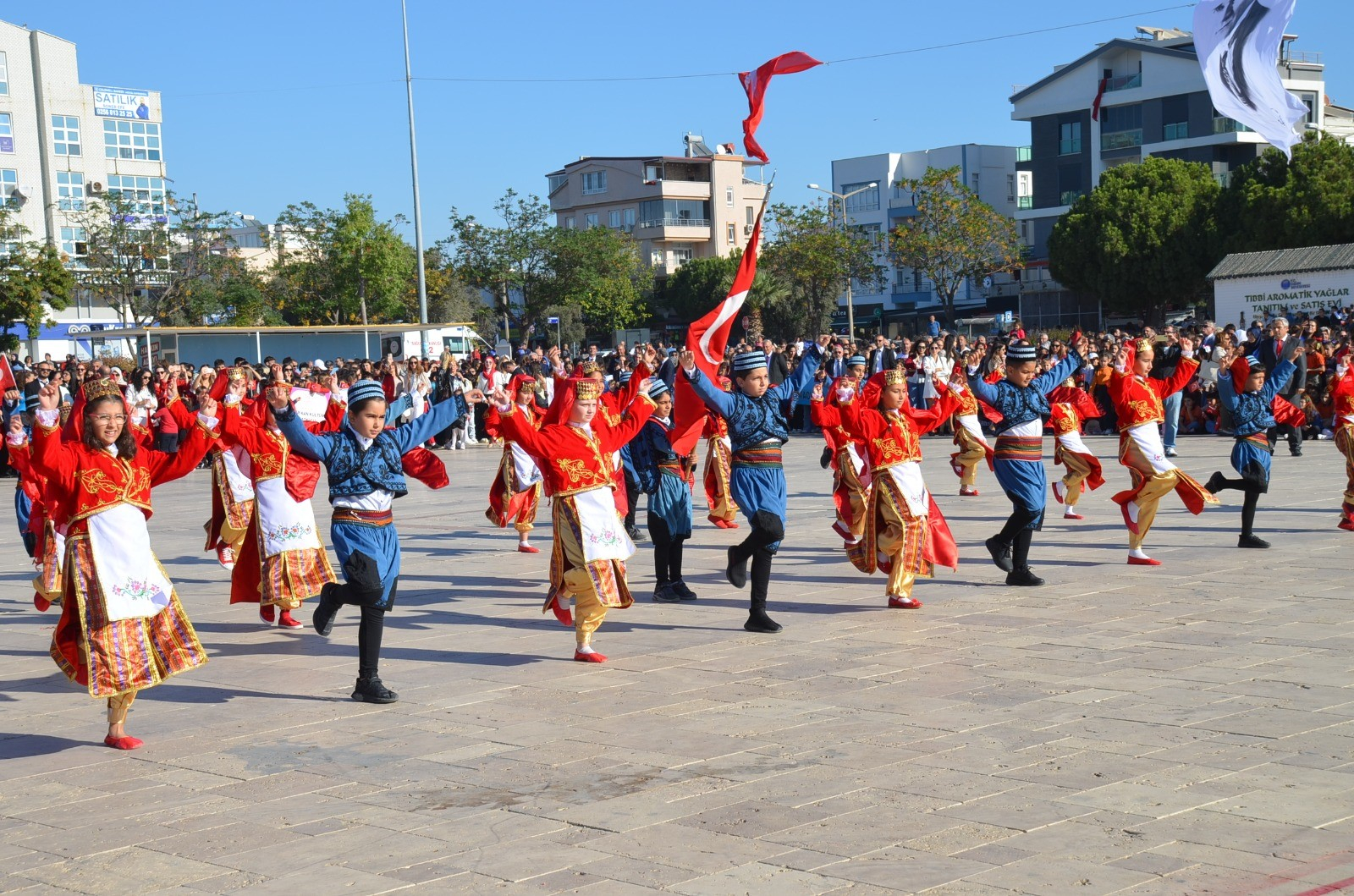 Didim’de 29 Ekim Cumhuriyet Bayramı renkli görüntülerle kutlandı